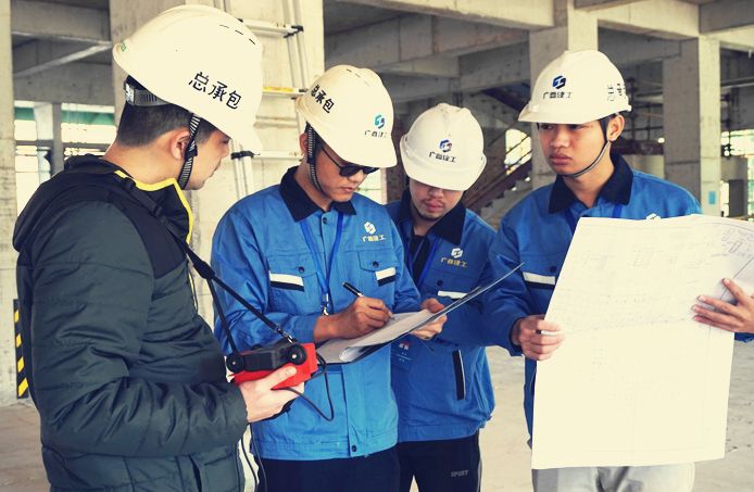 工地现场认真研究施工质量问题（左二李斌，，，，，，，，右一蔡仁辉）.jpg