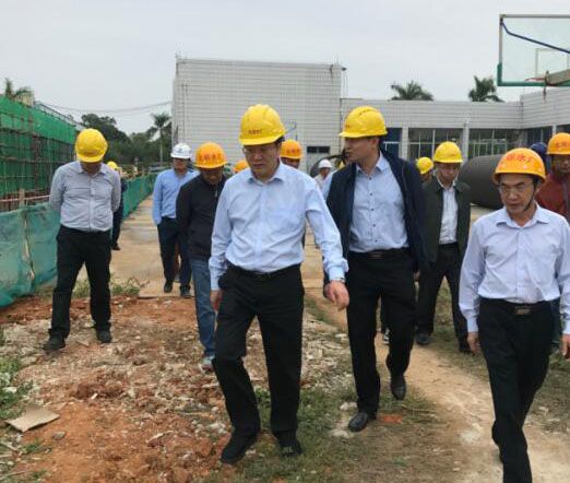 2蔡锦军率队深入北郊水厂工地现场。。。。。；；；；；；蒲茉 摄.jpg