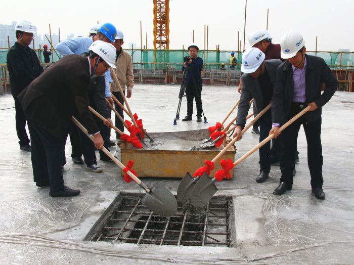 2各公司代表将最后一铲混凝土浇筑。。。。。王莹摄。。。。。.jpg