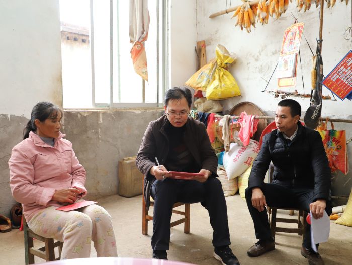 陈祖训与王才料的恋人举行攀谈，，，，，，，，并增补完善帮扶手册。。。。。。.jpg