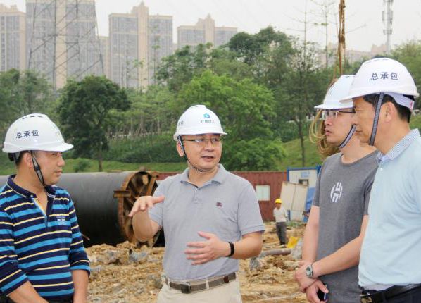 4陆烜到项目现场举行指导。。。。。。。。王威海摄_700x466.JPG