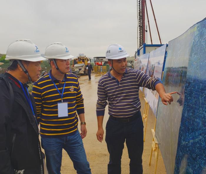 8.1项目认真人对现场举行解说。。。。。。。。杨弘桦摄_700x591.jpg