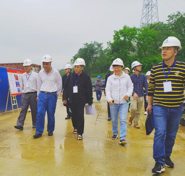 8公司向导与检查组成员来到施工现场。。。。。。。。杨弘桦摄_631x600.jpg