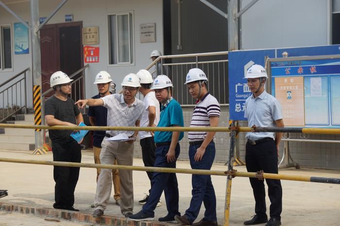 2岑廷义询问项目施工情形。。。。。。。刘萌萌 摄700.JPG