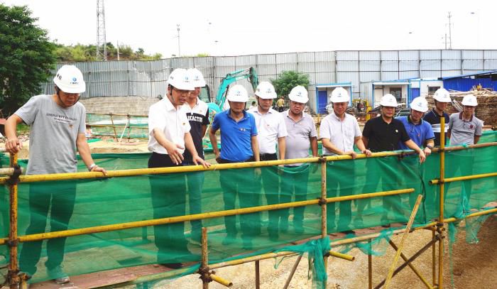 2.1陈祖训深入施工现场举行检查指导。。。。。。。。谢微旋 摄700.JPG