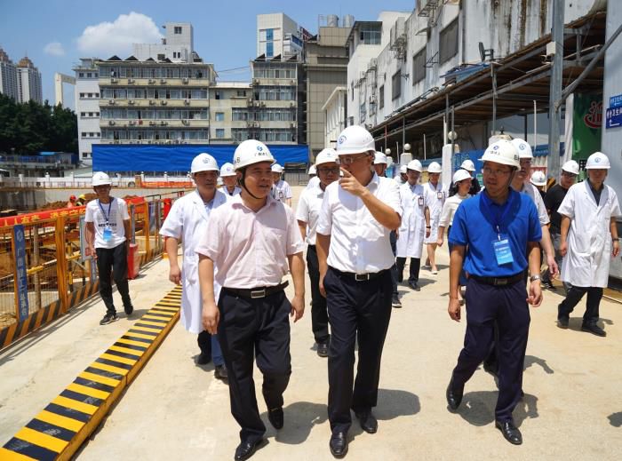 4黄俊华视察项目部。。。。。。 刘萌萌 摄700.jpg