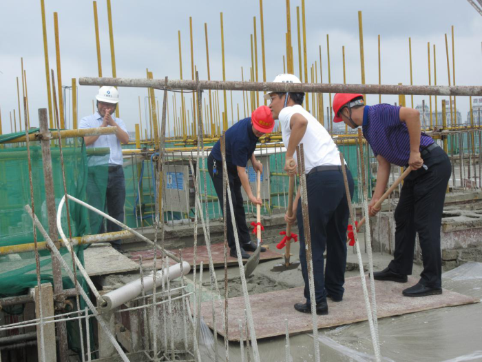 1.封顶仪式现场。。。。。李丽淇 摄700.png