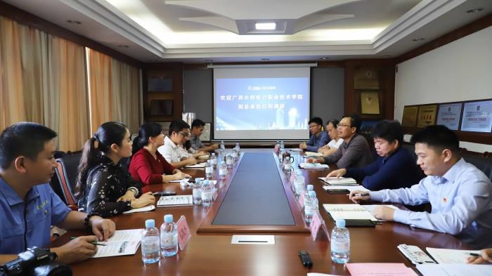 1.2座谈会现场。。。。。。。。李立云 摄700.JPG