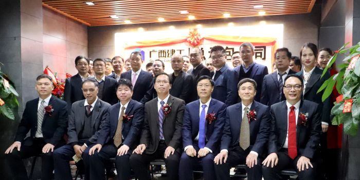 公司在家向导与各单位代表合影留念。。。。。。。王威海 摄.jpg