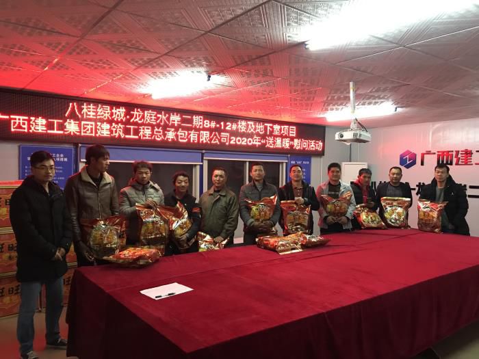 3.3一分公司龙庭水岸项目职员领取慰问品。。。。。。。。李挺 摄700.jpg