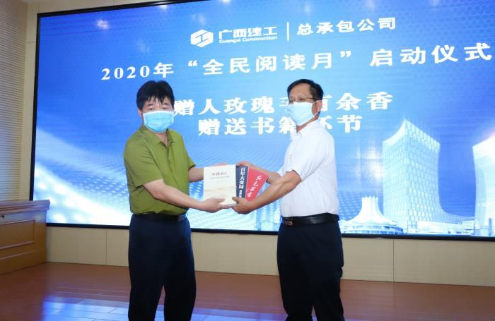 9.2赠书仪式。。。。。。邓灿滨 摄700.JPG