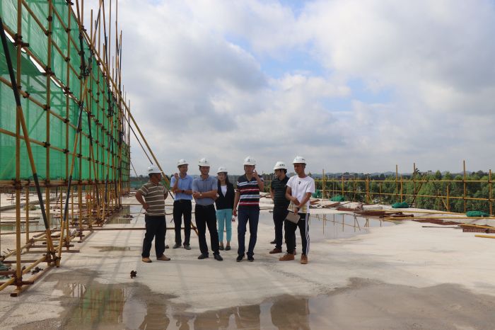 检查现场。。。。。。 杨俊峰 摄.jpg