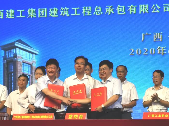 签约现场。。。。。。 王瑾贞 摄.jpg