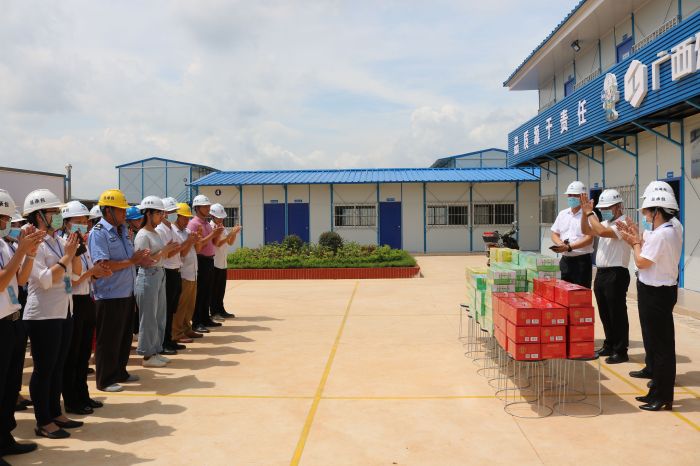 2送清凉现场。。。。。。 黄璐璐 摄.jpg