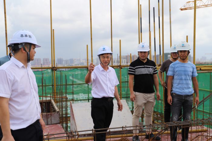 指导现场施工。。。。。。侯建杰 摄.jpg