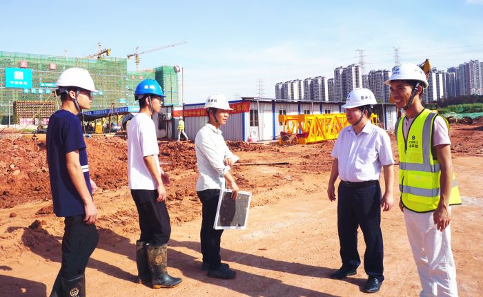 （备选！！。。┽⒁迳钊胂殖∩蟛，，，，，，并与青年治理员亲热攀谈。。。。。谢微旋 摄.jpg