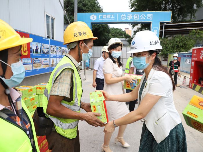 发放清凉饮品。。。。。。。李立云 摄.jpg