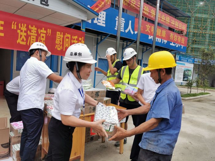 黄春玲给农民工送上清凉慰问品。。。。。。。 王瑾贞 摄.jpg