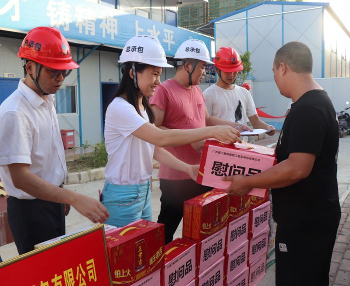 发放慰问品。。。。。。。 杨俊峰 摄.jpg