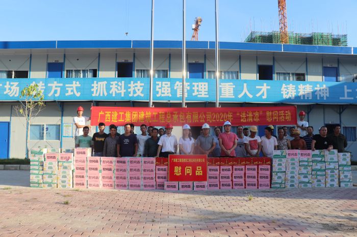 慰问现场。。。。。。。 杨俊峰 摄.jpg