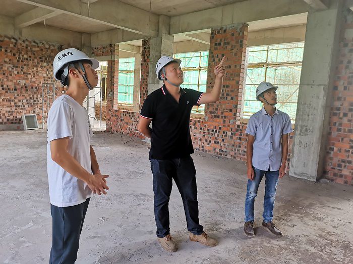 鲁立在现场指导事情。。。。。。。。冯翔 摄.jpg