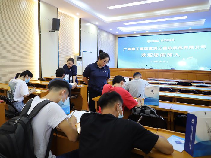 新员工签署劳动条约。。。。。。李立云 摄.JPG