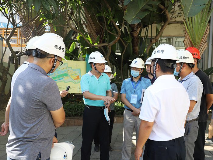 陈祖训询问项目进度。。。。。 李立云 摄.JPG