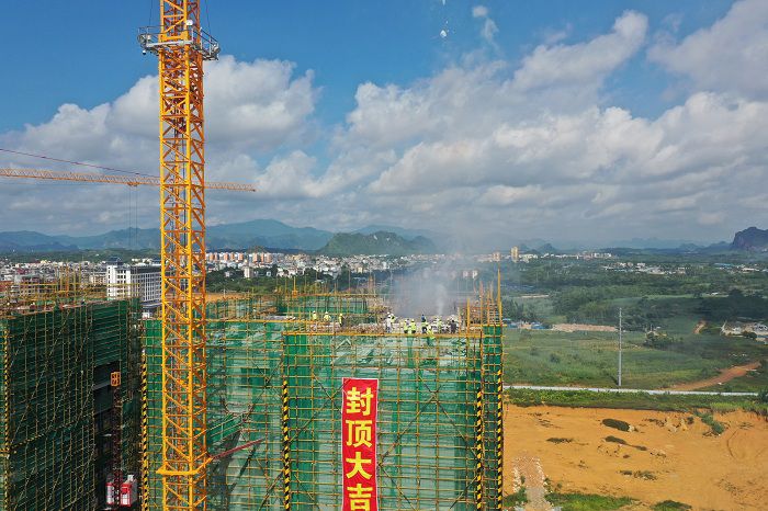 封顶照片。。。。。。卢瑞阳 摄.JPG