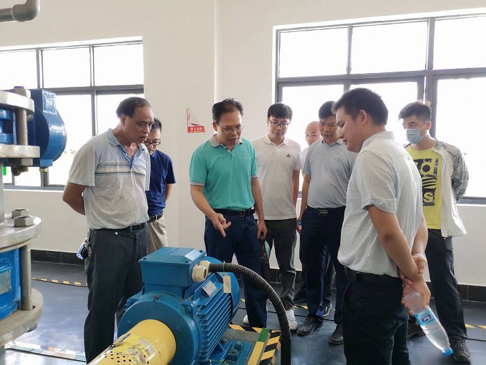 陈祖训在北海北郊水厂现场指导。。。。。。。。江家兵摄.jpg