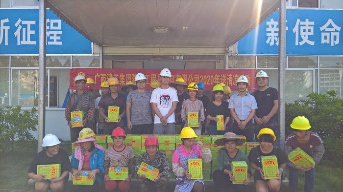 河池高中项目部慰问现场。。。。。。 刘西岳 摄.jpg