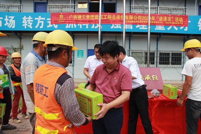 岑廷义在给工人发放慰问品。。。。。。。。邓灿滨 摄.JPG