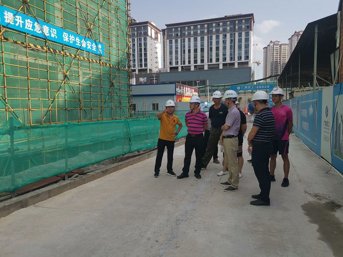 检查现场。。。。。。。。谭凯文 摄.jpg