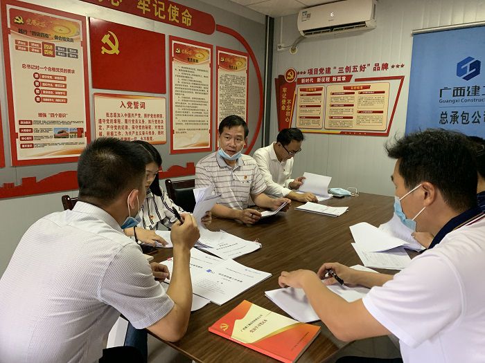 检查组检查质料。。。。。。 刘萌萌 摄.jpg