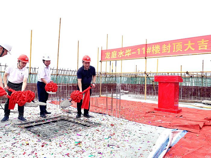 浇筑最后一方混土壤。。。。。。。。周林哲 摄.jpg