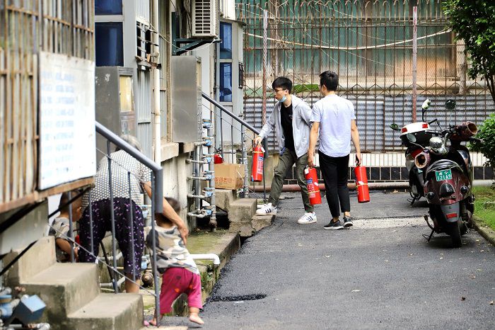 4.1效劳队把灭火器按标准放到每个单位3层楼的位置.JPG