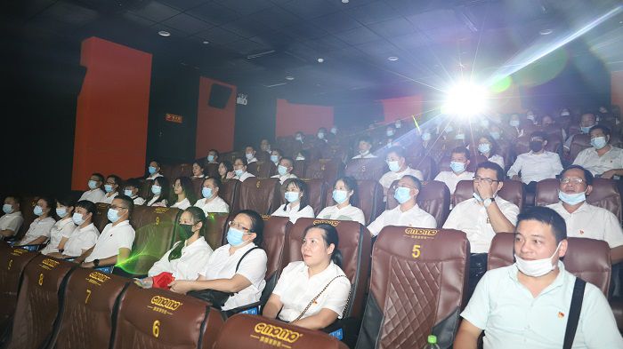 5号厅观影职员合影。。。。。。邓灿滨 摄.JPG