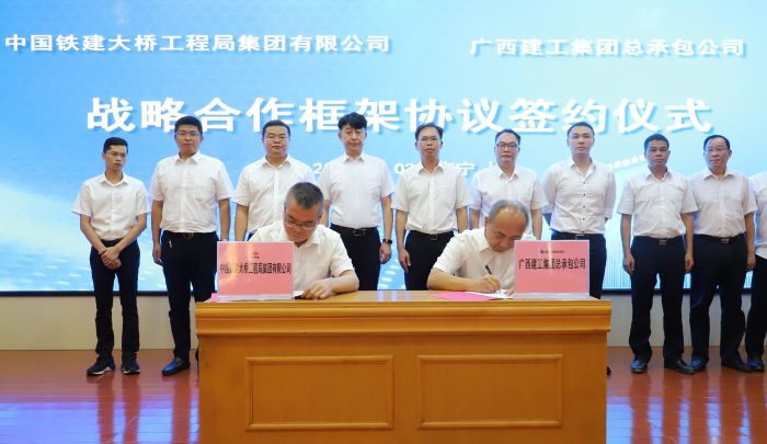 3双方签约。。。。。。。李立云摄.jpg