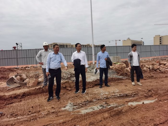 63陈祖训检查3标段图书馆地下室的土方开挖情形。。。。。；；；；；评锥 摄.jpg