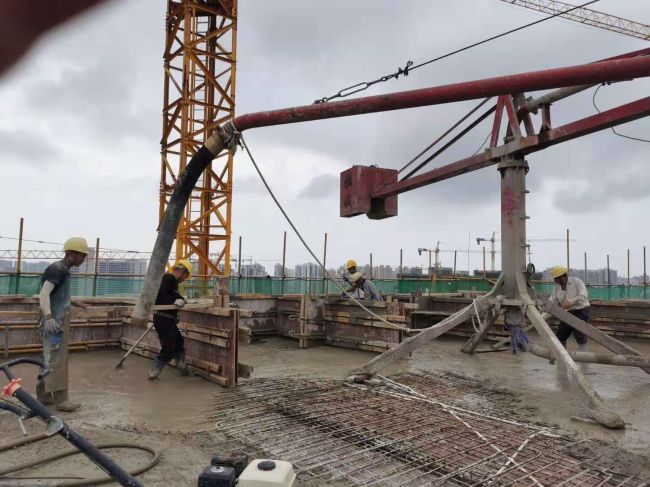 5 8#楼封顶施工现场。。。。。。。刘世威 摄.jpg