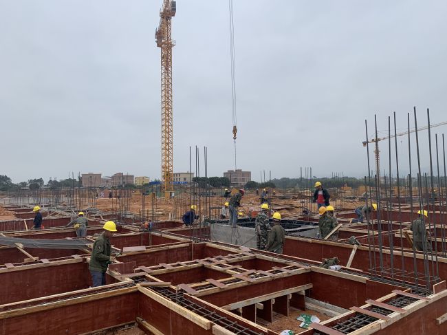 院系5#楼基础梁施工现。。。。。。。。ㄐ尥迹.jpg