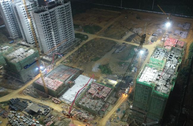 A地块夜间多个楼栋同时浇筑混凝土。。。。。。。。卢瑞阳 摄.jpg