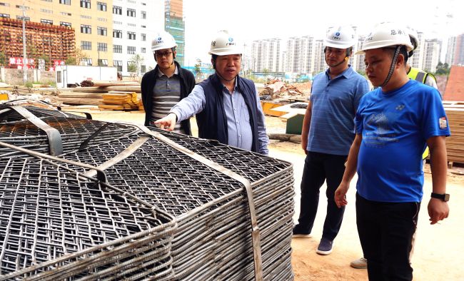 公司党委副书记、纪委书记、工会主席岑廷义深入现场审查。。。。。。。。谢微旋 摄.jpg