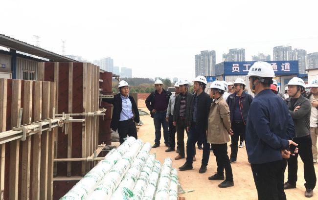 观摩现场。。。。。，，，，各人认真学习。。。。。。雷嘉兴 摄.jpg