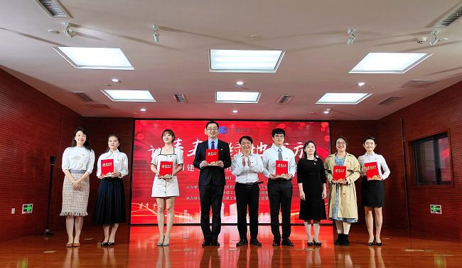 领奖现场。。。。。郑诗宝 摄（修图）.jpg