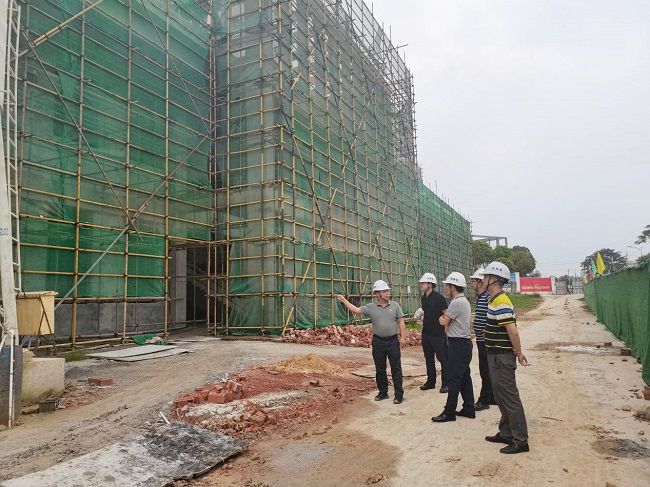 项目治理职员向曾劲松先容项目希望（修图）周文 摄.jpg