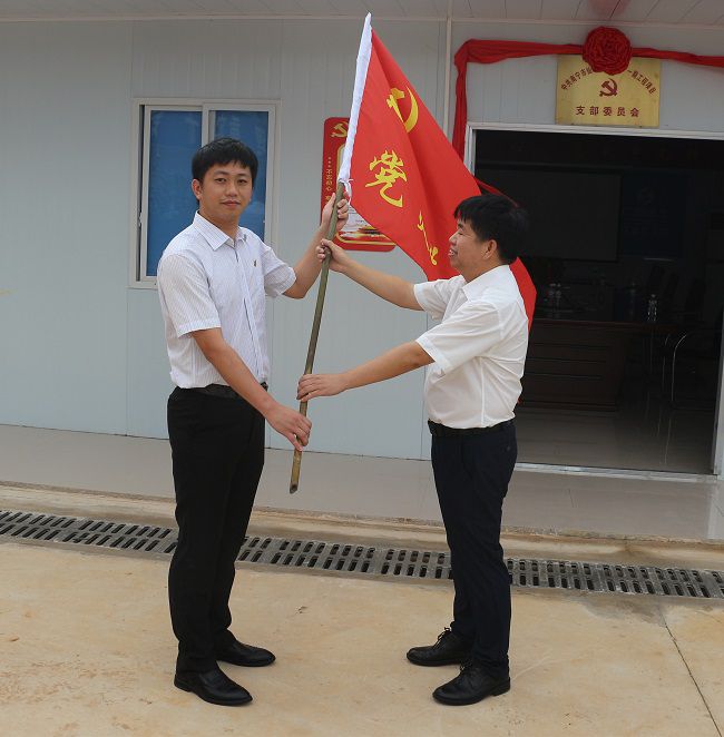 授旗仪式。。。。。。张钊林 摄（修图）.jpg