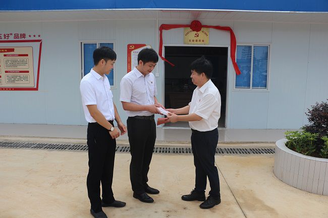 赠予红色书籍。。。。。。张钊林 摄（修图）.jpg