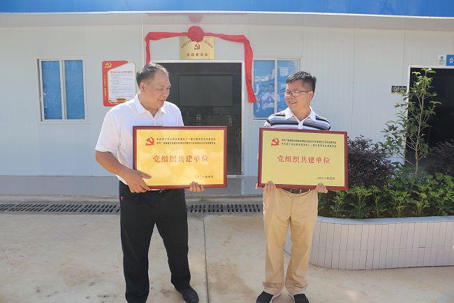 互赠牌匾。。。。。。张钊林 摄（修图）.jpg