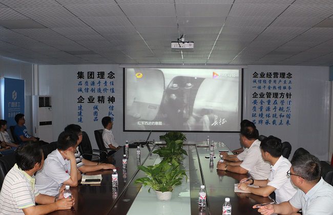 主题党日活动观影现场。。。。。。张钊林 摄（修图）.jpg