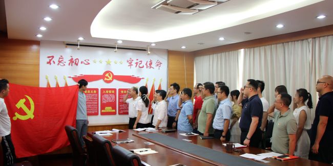 重温入党誓词。。。。。王威海  摄.jpg